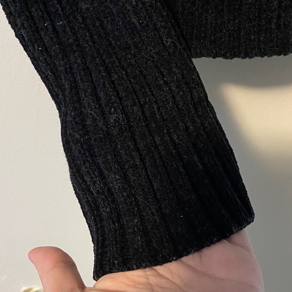 Black Sweater with Fitted Design and Full-Length Zipper - Picture 5 of 5